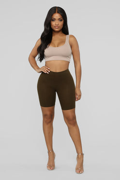 BIKER SHORT FASHION NOVA TALLA M OLIVO