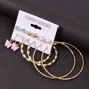 SET DE ZARCILLOS DORADOS CON MARIPOSA